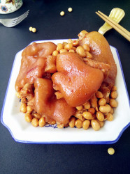 猪蹄炖黄豆