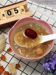 燕窝+桃胶皂角米炖银耳汤