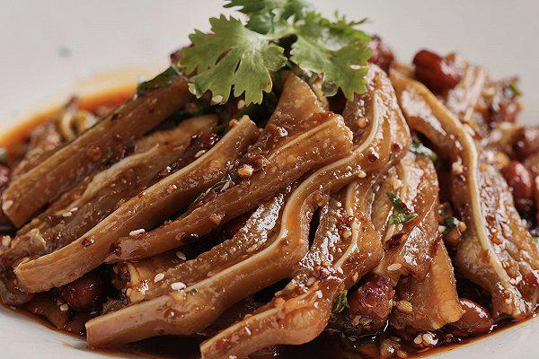 猪头两块精华肉,香脆又爽口