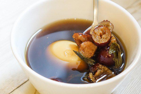 宫寒的食疗秘籍——艾叶红枣鸡蛋茶