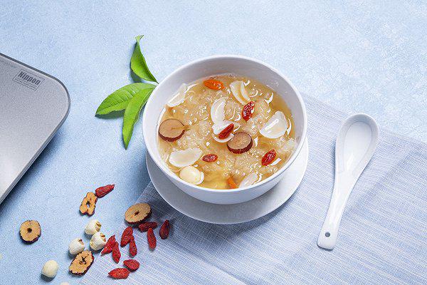 银耳莲子羹