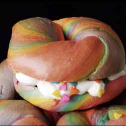 做一个漂亮蓬松的彩虹百吉饼