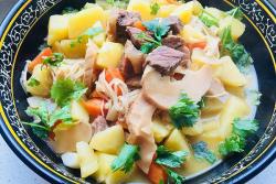 牛肉煲炖土豆胡萝卜金针菇笋片
