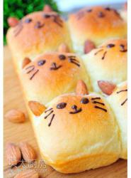 小猫挤挤面包