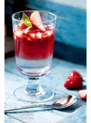 草莓荔枝果冻杯