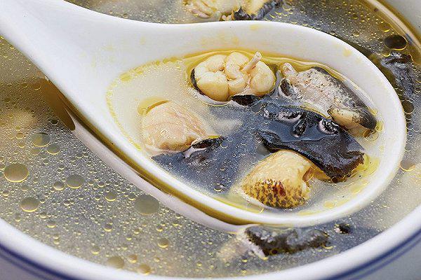 石耳炖石鸡:清热解毒必备汤