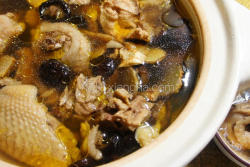 土锅原味香菇鸡汤