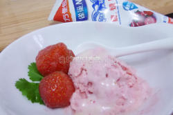 草莓炼奶冰淇淋