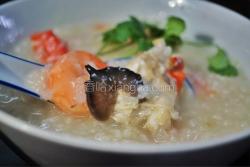 水蟹鲜虾干贝海参砂锅粥