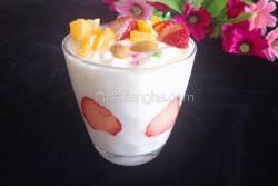 杯壁水果酸奶