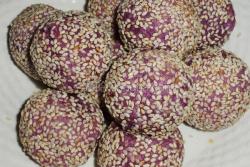 紫薯花生芝麻团