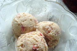 草莓果肉冰淇淋