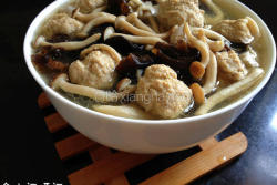 菌菇木耳肉圆汤