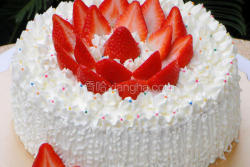 白雪草莓园蛋糕