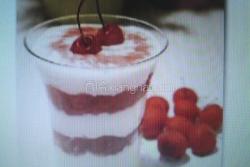 樱桃果肉酸奶
