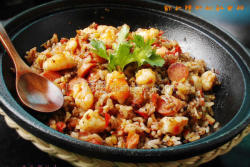 虾仁脆肠焖红米饭