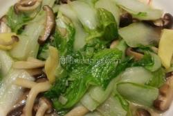 小白菜炒菌菇