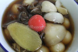 黑姜桂圆百合甜汤