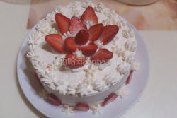 草莓奶油裱花蛋糕