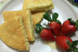 草莓牛奶松糕饼