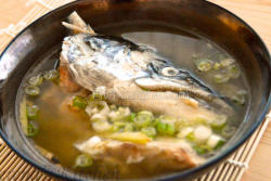 味噌姜丝鲑鱼头汤