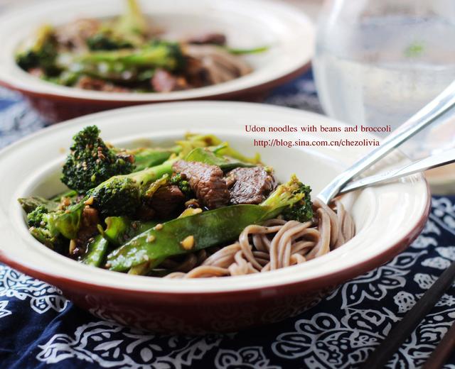 荞麦面与炒牛肉和新鲜蔬菜/Udon noodles with beans and broccoli