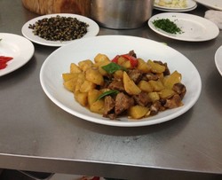 土豆焖肉排