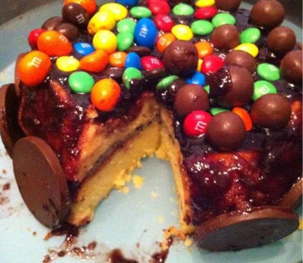 酸奶桑葚巧克力红龙果夹心蛋糕