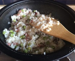 塔吉锅腊肉豌豆糯米饭