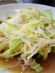 低卡减脂瘦身餐——绿豆芽炒西葫芦