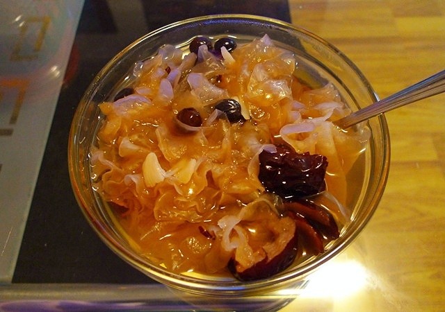 黑加仑·银耳红枣汤