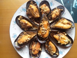 蒜泥烤青口 Roasted Mussels with Garlic