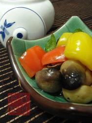 青红黄椒炒草菇