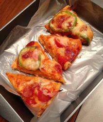 番茄青椒香肠双拼披萨pizza
