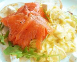 scrambled eggs with smoked salmon on toast
