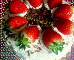 草莓装饰蛋糕