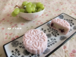 莲蓉蔓越莓冰皮月饼