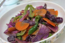 紫甘蓝炒红萝卜片