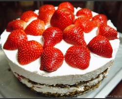 草莓慕斯巧克力蛋糕