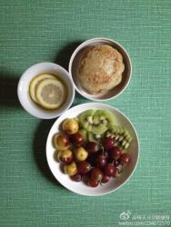 减脂增肌早餐-130917-香蕉鸡蛋饼,大枣、红提、奇异果,柠檬水