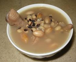 眉豆花生煲雞腳湯