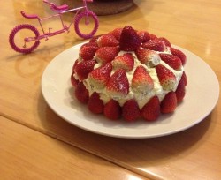 草莓奶油装饰蛋糕