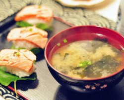 电饭锅做炙三文鱼寿司和味噌汤