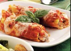 Manicotti 碎肉和番茄汁的意大利通心面