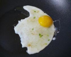 油爆黄心——煎鸡蛋