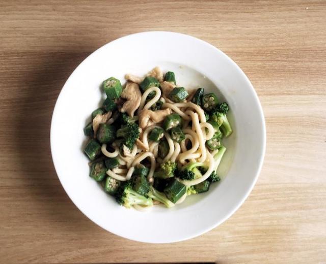 秋葵鸡胸炒乌冬