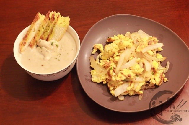 奶油蘑菇汤配洋葱炒鸡蛋