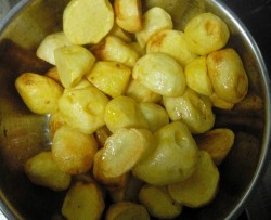 清油炸土豆块蘸辣椒面