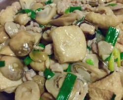 草菇豆腐泡炒肉丁