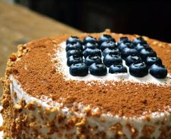 蓝莓装饰奶油巧克力蛋糕